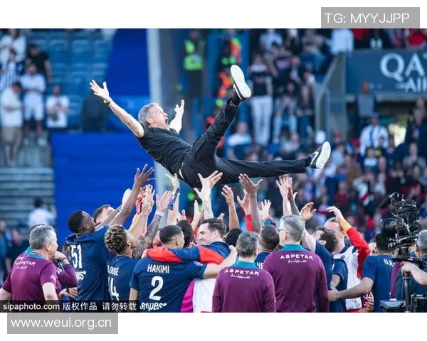 姆巴佩赛后与恩里克亲切交流并向前队友们表达一致意见